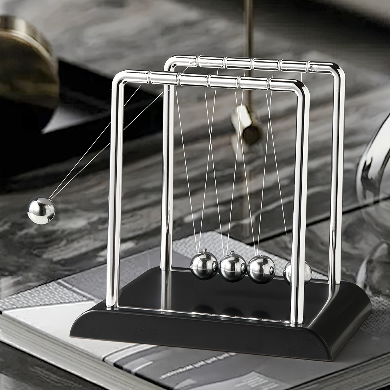 Pendolo di Newton decorativo per feste - Giocattolo da scrivania per casa e ufficio, gadget creativo per la fisica e la scienza, palline oscillanti portatili antistress, materiale plastico resistente, non necessita di elettricità