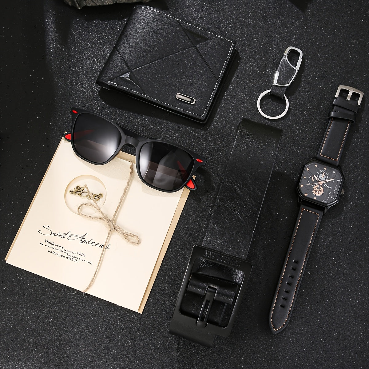 Set di 6 accessori classici casual da uomo in similpelle nera: portafoglio a righe, orologio con quadrante quadrato, occhiali, portachiavi, biglietto d'auguri, cintura