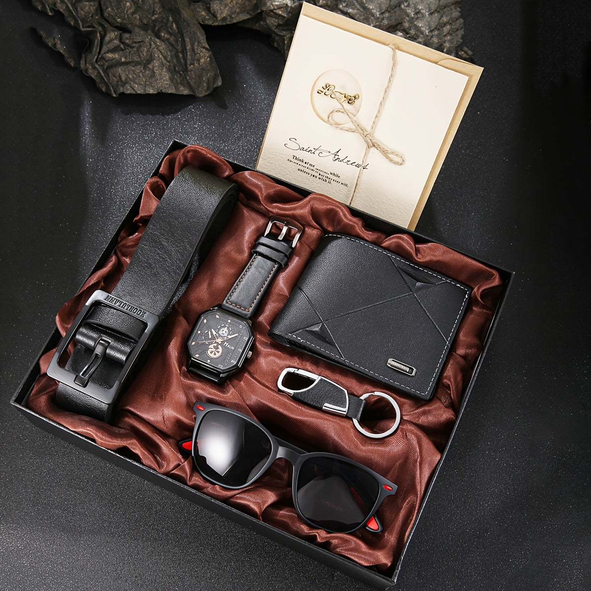 Set di 6 accessori classici casual da uomo in similpelle nera: portafoglio a righe, orologio con quadrante quadrato, occhiali, portachiavi, biglietto d'auguri, cintura