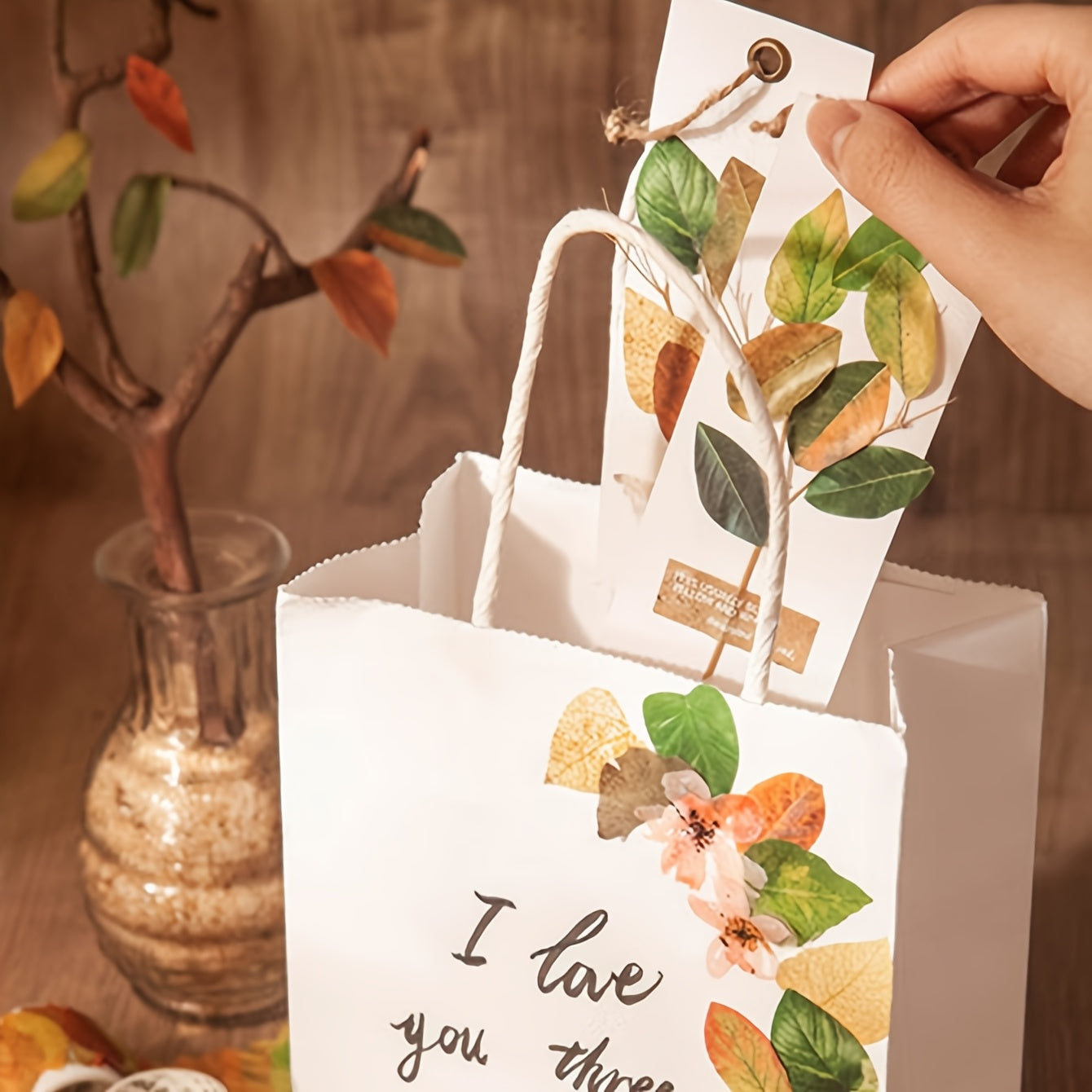 Un rotolo di 50 bellissime foglie finte, perfette per adesivi di cancelleria artistica per il ritorno a scuola, adatte per la creazione di cartoline, adesivi per confezioni regalo, segnalibri, nastro adesivo per regali