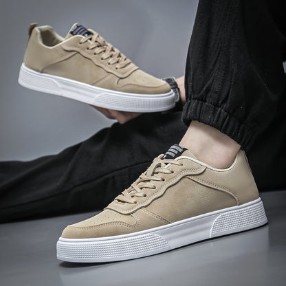[Comfort quotidiano] Sneakers casual da uomo con lacci - Scarpe da skate basse verde oliva con suola bianca, fodera in tessuto traspirante e suola esterna in PVC resistente per un comfort che dura tutto il giorno