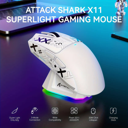Mouse da gioco wireless leggero ATTACK SHARK X11 con base di ricarica RGB, modalità cablata 2.4G/USB-C/BT 3, 22K DPI, sensore PAW3311, interruttore HUYU, 5 pulsanti programmabili, per PC bianco e adesivo