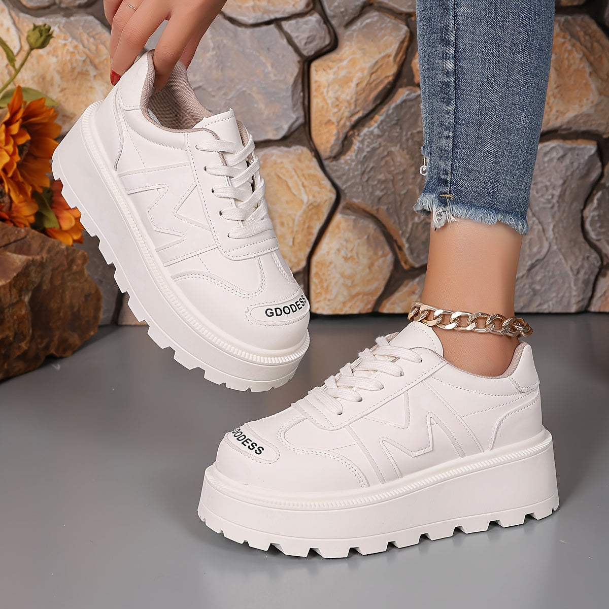 Sneakers casual da donna con lacci - Traspiranti, suola spessa, punta tonda, rivestimento sintetico - Bianche, sneakers alte