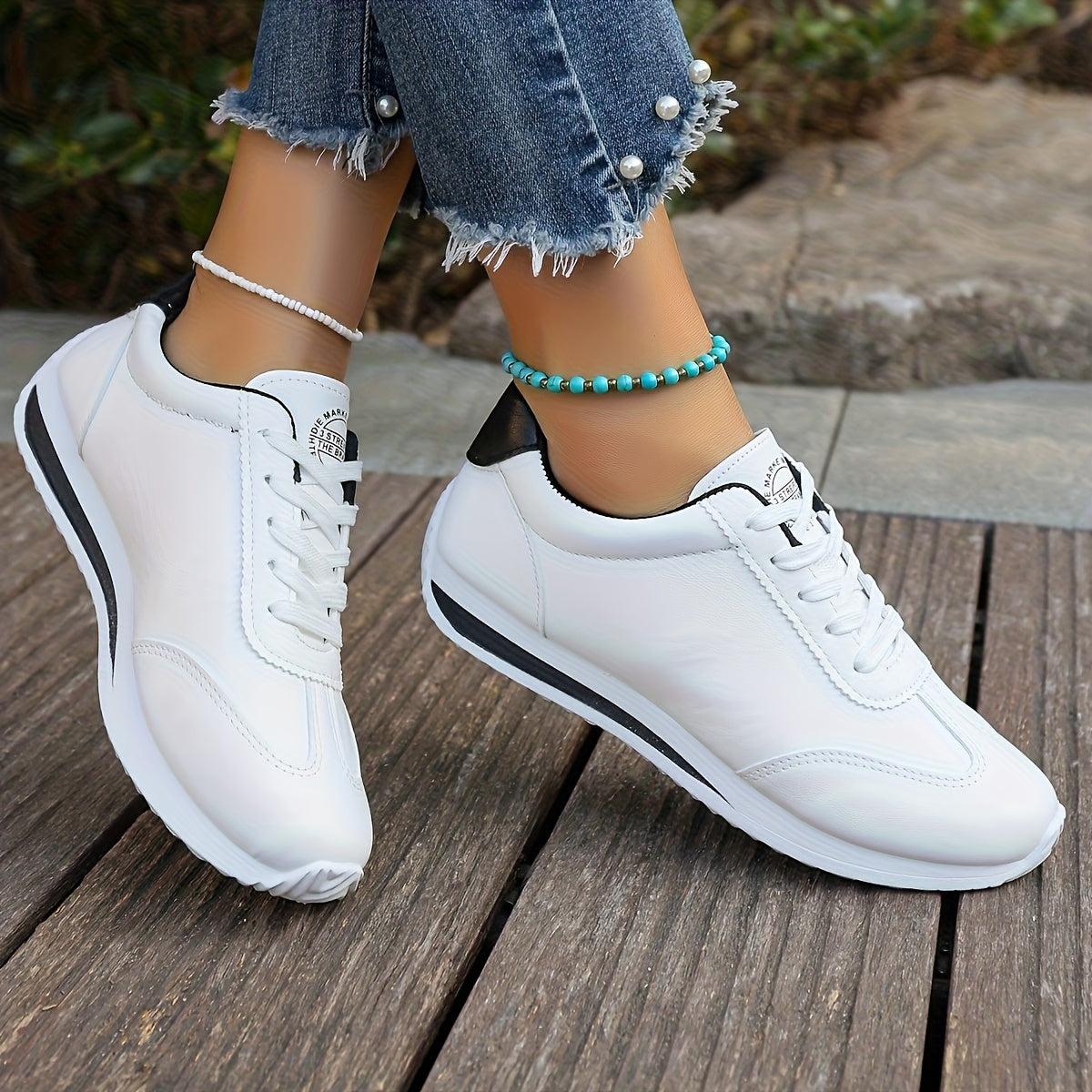 Sneakers casual leggere da donna, alla moda, bianche con dettagli neri, rossi, verdi e gialli, scarpe da corsa con suola in EVA, design basso con lacci per tutte le stagioni