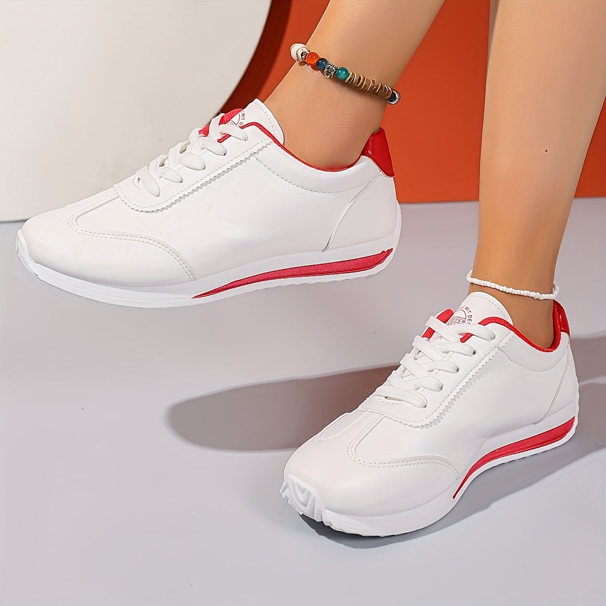 Sneakers casual leggere da donna, alla moda, bianche con dettagli neri, rossi, verdi e gialli, scarpe da corsa con suola in EVA, design basso con lacci per tutte le stagioni