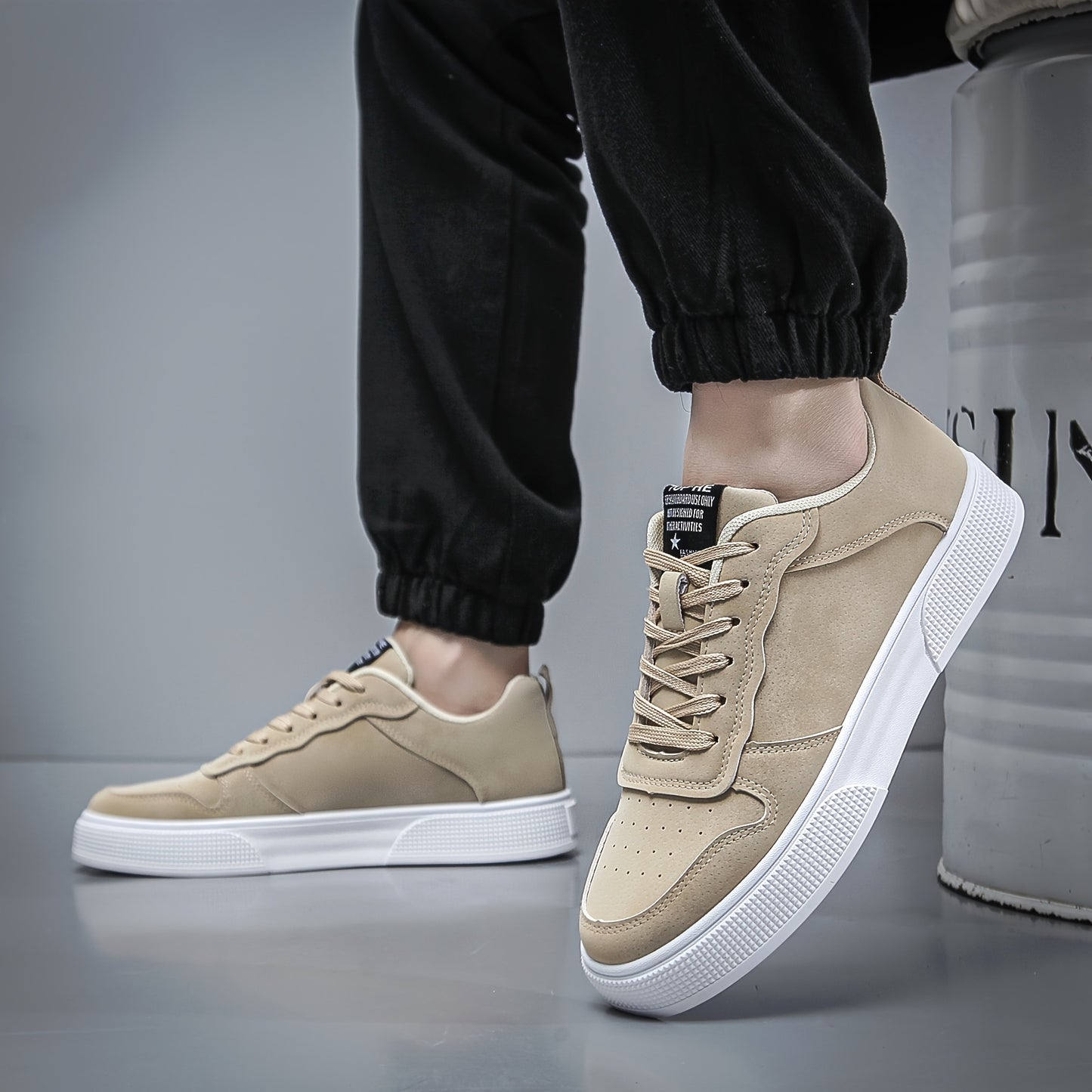 [Comfort quotidiano] Sneakers casual da uomo con lacci - Scarpe da skate basse verde oliva con suola bianca, fodera in tessuto traspirante e suola esterna in PVC resistente per un comfort che dura tutto il giorno