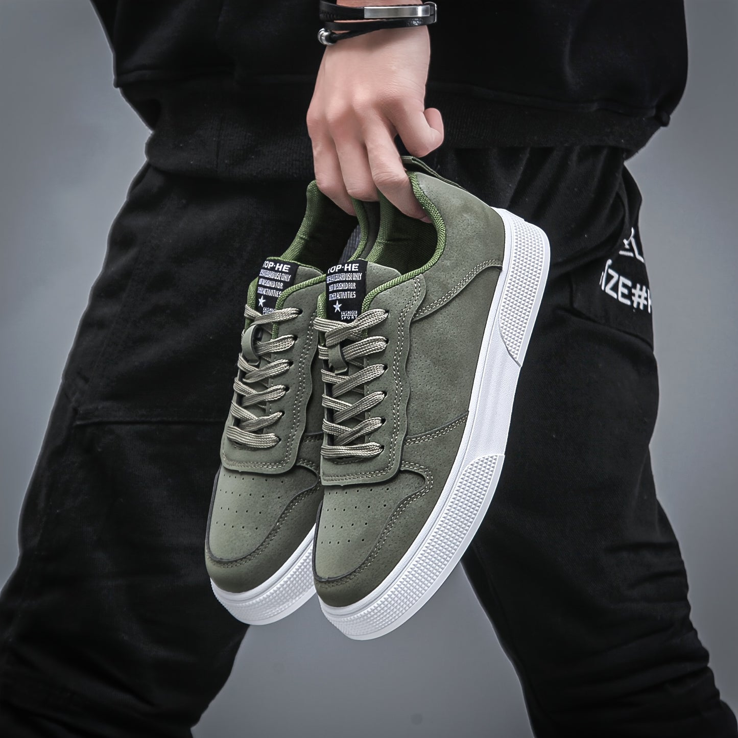 [Comfort quotidiano] Sneakers casual da uomo con lacci - Scarpe da skate basse verde oliva con suola bianca, fodera in tessuto traspirante e suola esterna in PVC resistente per un comfort che dura tutto il giorno