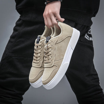 [Comfort quotidiano] Sneakers casual da uomo con lacci - Scarpe da skate basse verde oliva con suola bianca, fodera in tessuto traspirante e suola esterna in PVC resistente per un comfort che dura tutto il giorno