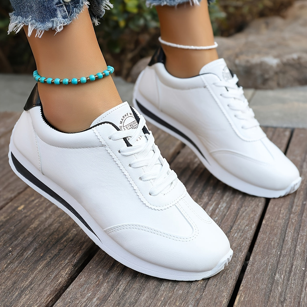 Sneakers casual leggere da donna, alla moda, bianche con dettagli neri, rossi, verdi e gialli, scarpe da corsa con suola in EVA, design basso con lacci per tutte le stagioni