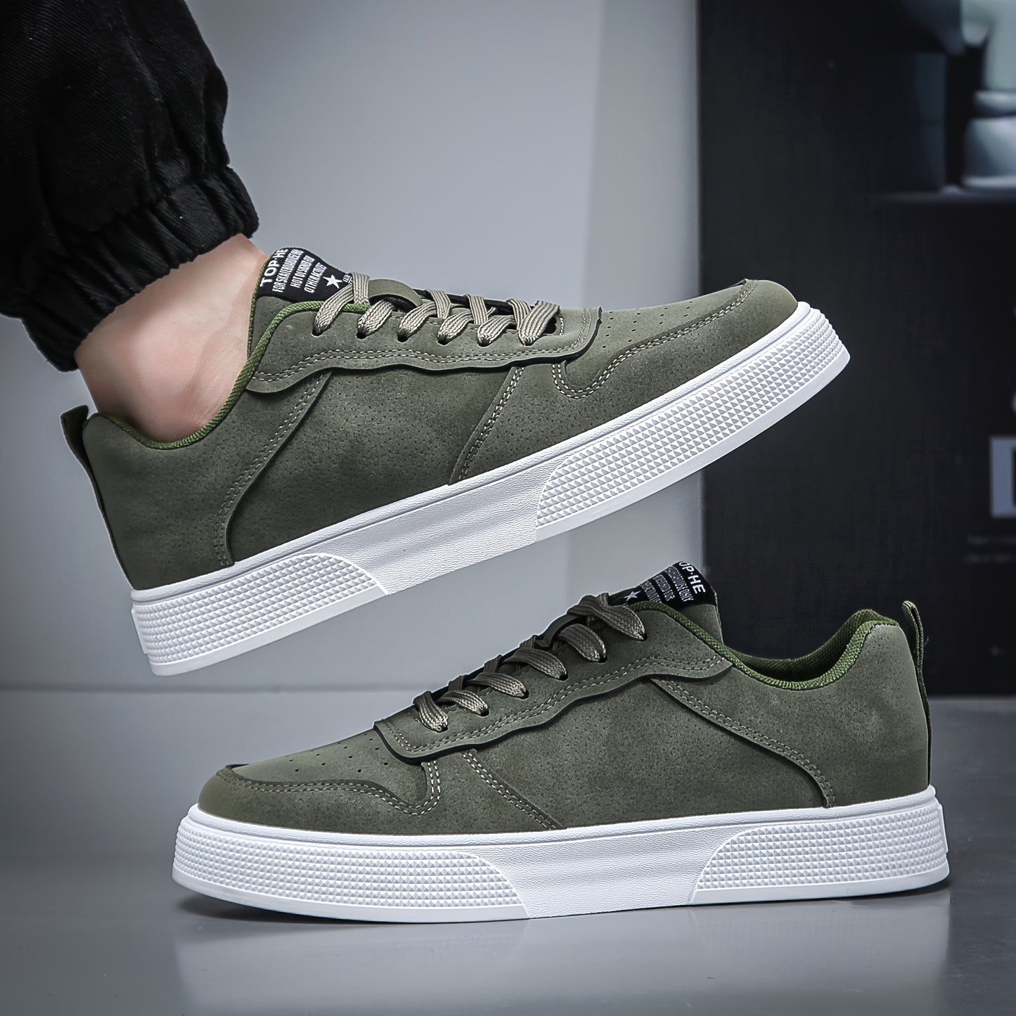 [Comfort quotidiano] Sneakers casual da uomo con lacci - Scarpe da skate basse verde oliva con suola bianca, fodera in tessuto traspirante e suola esterna in PVC resistente per un comfort che dura tutto il giorno