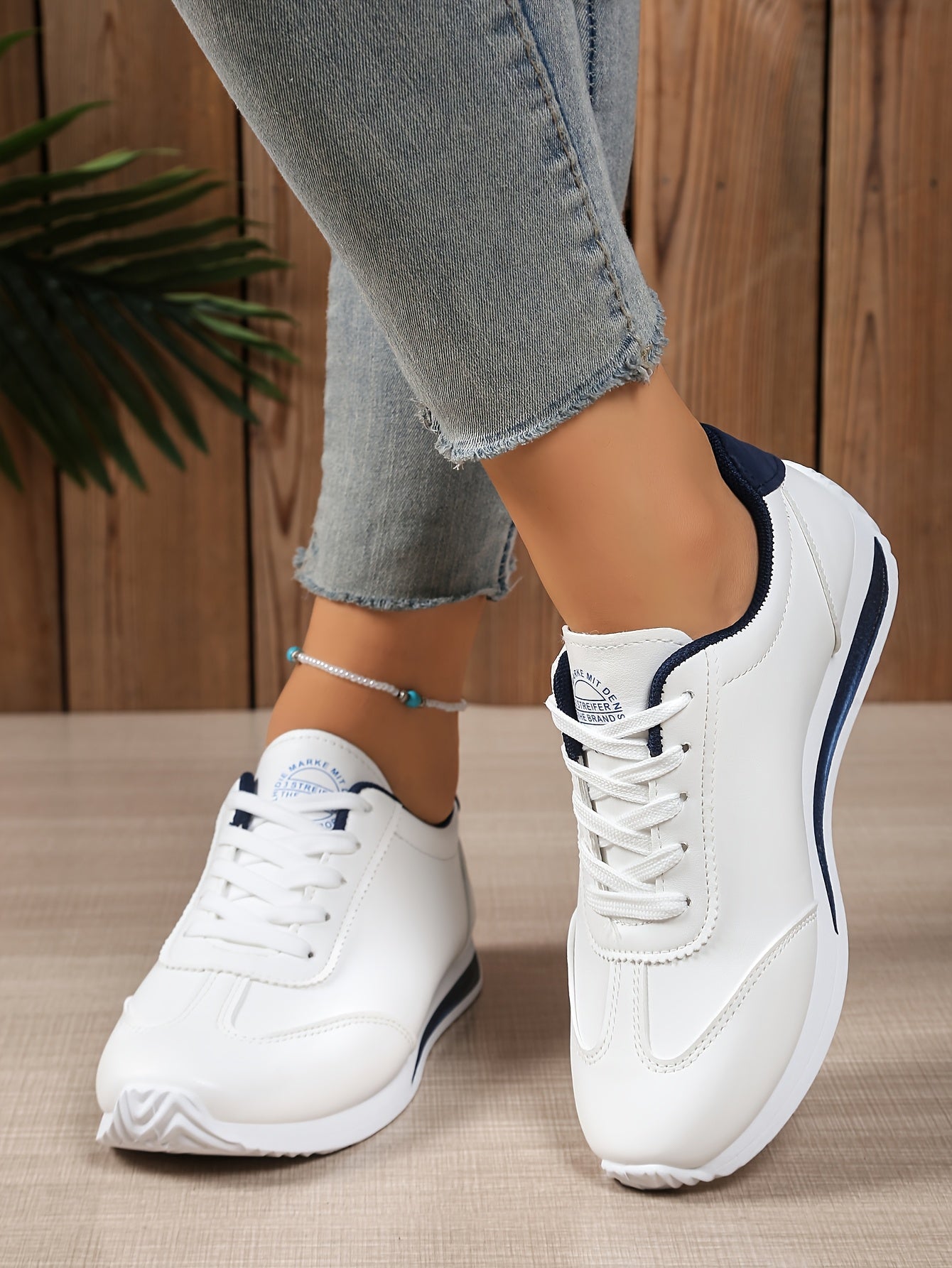Sneakers casual leggere da donna, alla moda, bianche con dettagli neri, rossi, verdi e gialli, scarpe da corsa con suola in EVA, design basso con lacci per tutte le stagioni