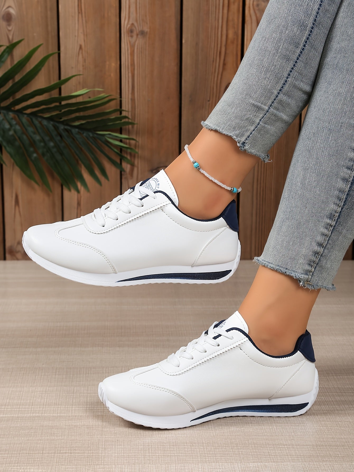 Sneakers casual leggere da donna, alla moda, bianche con dettagli neri, rossi, verdi e gialli, scarpe da corsa con suola in EVA, design basso con lacci per tutte le stagioni