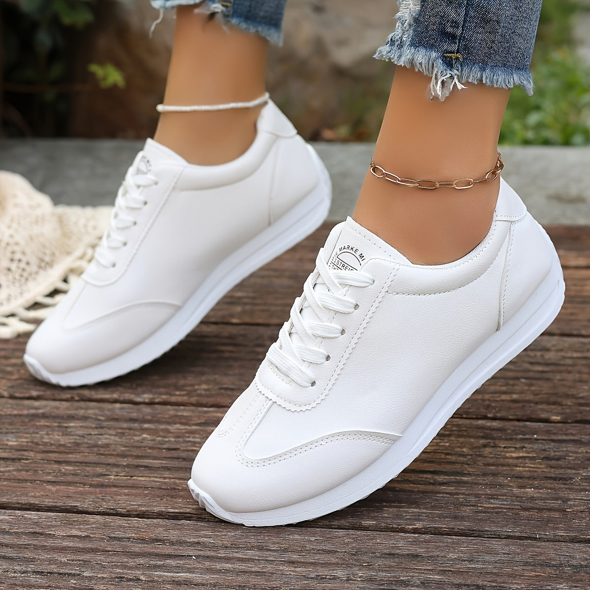 Sneakers casual leggere da donna, alla moda, bianche con dettagli neri, rossi, verdi e gialli, scarpe da corsa con suola in EVA, design basso con lacci per tutte le stagioni