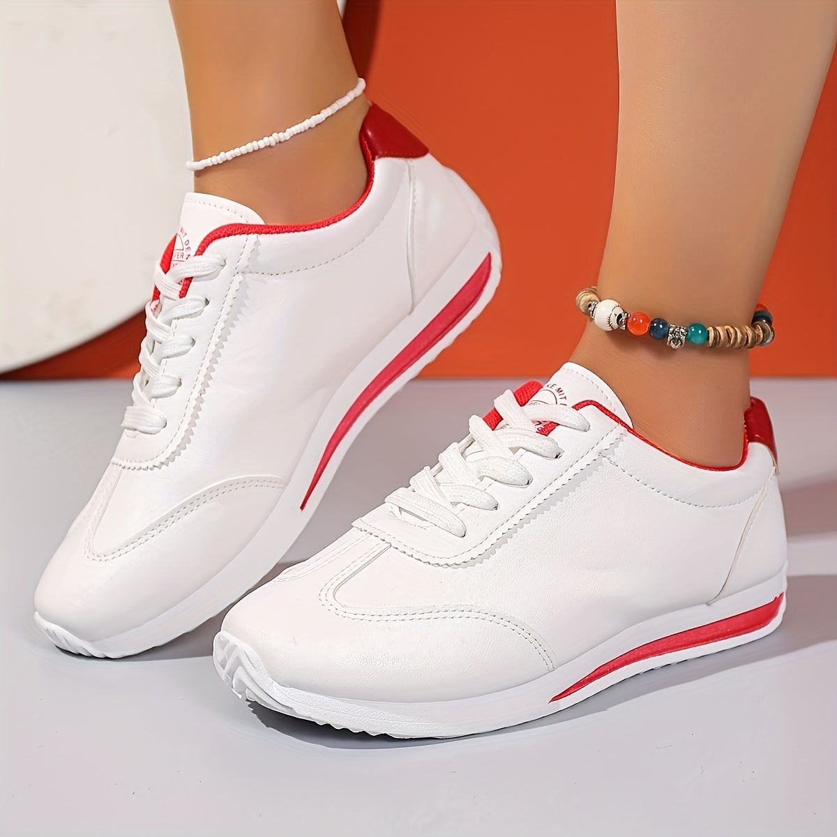 Sneakers casual leggere da donna, alla moda, bianche con dettagli neri, rossi, verdi e gialli, scarpe da corsa con suola in EVA, design basso con lacci per tutte le stagioni