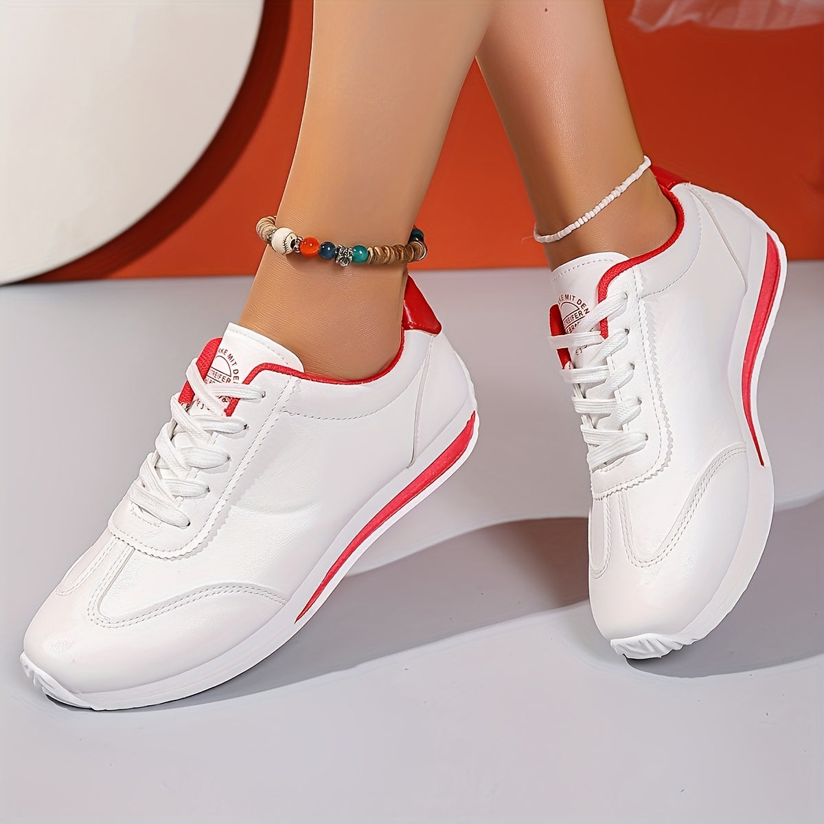 Sneakers casual leggere da donna, alla moda, bianche con dettagli neri, rossi, verdi e gialli, scarpe da corsa con suola in EVA, design basso con lacci per tutte le stagioni