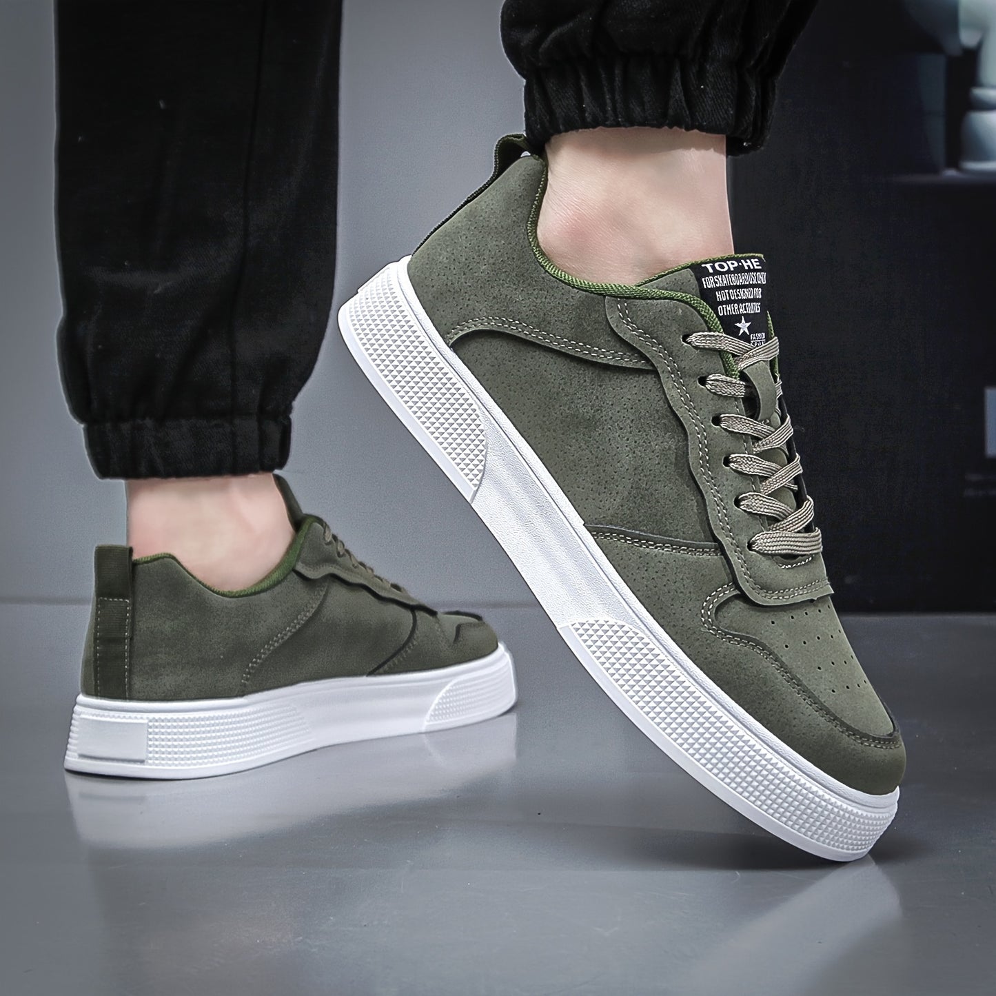 [Comfort quotidiano] Sneakers casual da uomo con lacci - Scarpe da skate basse verde oliva con suola bianca, fodera in tessuto traspirante e suola esterna in PVC resistente per un comfort che dura tutto il giorno